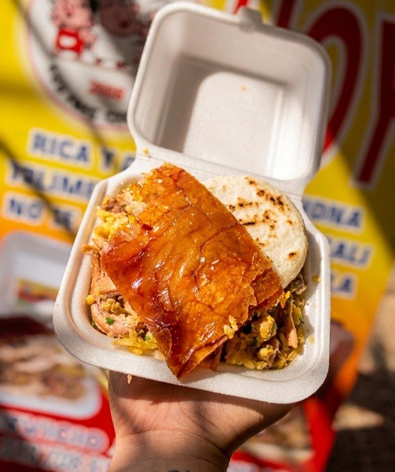 Lechona tradicional recién horneada de Lechonería Los Tres Cerditos en Cali