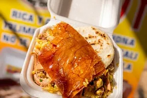 Lechona, pernil y platos tradicionales de Lechonería Los Tres Cerditos