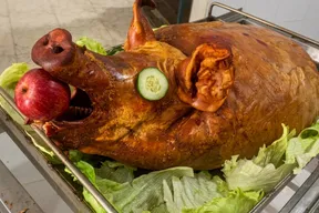 Lechona, pernil y platos tradicionales de Lechonería Los Tres Cerditos