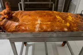 Lechona, pernil y platos tradicionales de Lechonería Los Tres Cerditos