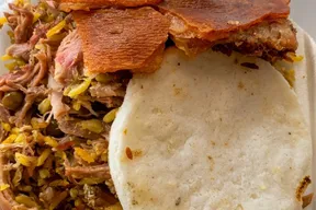 Lechona, pernil y platos tradicionales de Lechonería Los Tres Cerditos