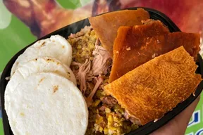 Lechona, pernil y platos tradicionales de Lechonería Los Tres Cerditos