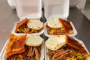 Lechona, pernil y platos tradicionales de Lechonería Los Tres Cerditos