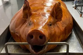 Lechona, pernil y platos tradicionales de Lechonería Los Tres Cerditos