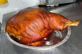 Lechona, pernil y platos tradicionales de Lechonería Los Tres Cerditos