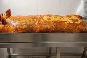 Lechona, pernil y platos tradicionales de Lechonería Los Tres Cerditos