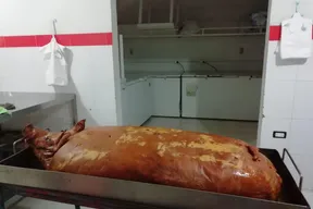 Lechona, pernil y platos tradicionales de Lechonería Los Tres Cerditos