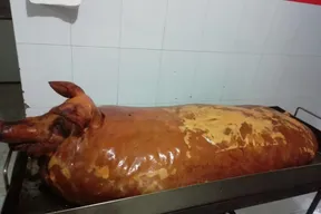 Lechona, pernil y platos tradicionales de Lechonería Los Tres Cerditos