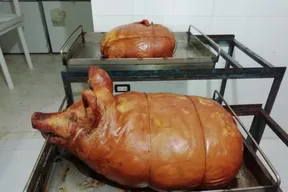 Lechona, pernil y platos tradicionales de Lechonería Los Tres Cerditos