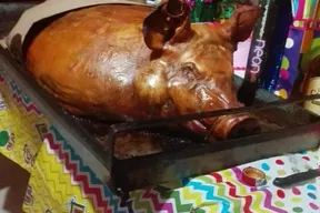 Lechona, pernil y platos tradicionales de Lechonería Los Tres Cerditos