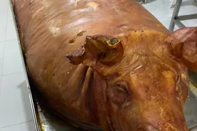 Lechona, pernil y platos tradicionales de Lechonería Los Tres Cerditos