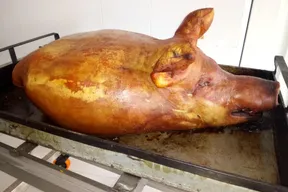 Lechona, pernil y platos tradicionales de Lechonería Los Tres Cerditos