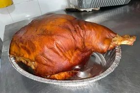 Lechona, pernil y platos tradicionales de Lechonería Los Tres Cerditos