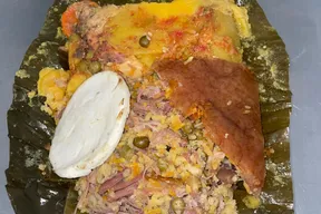 Lechona, pernil y platos tradicionales de Lechonería Los Tres Cerditos