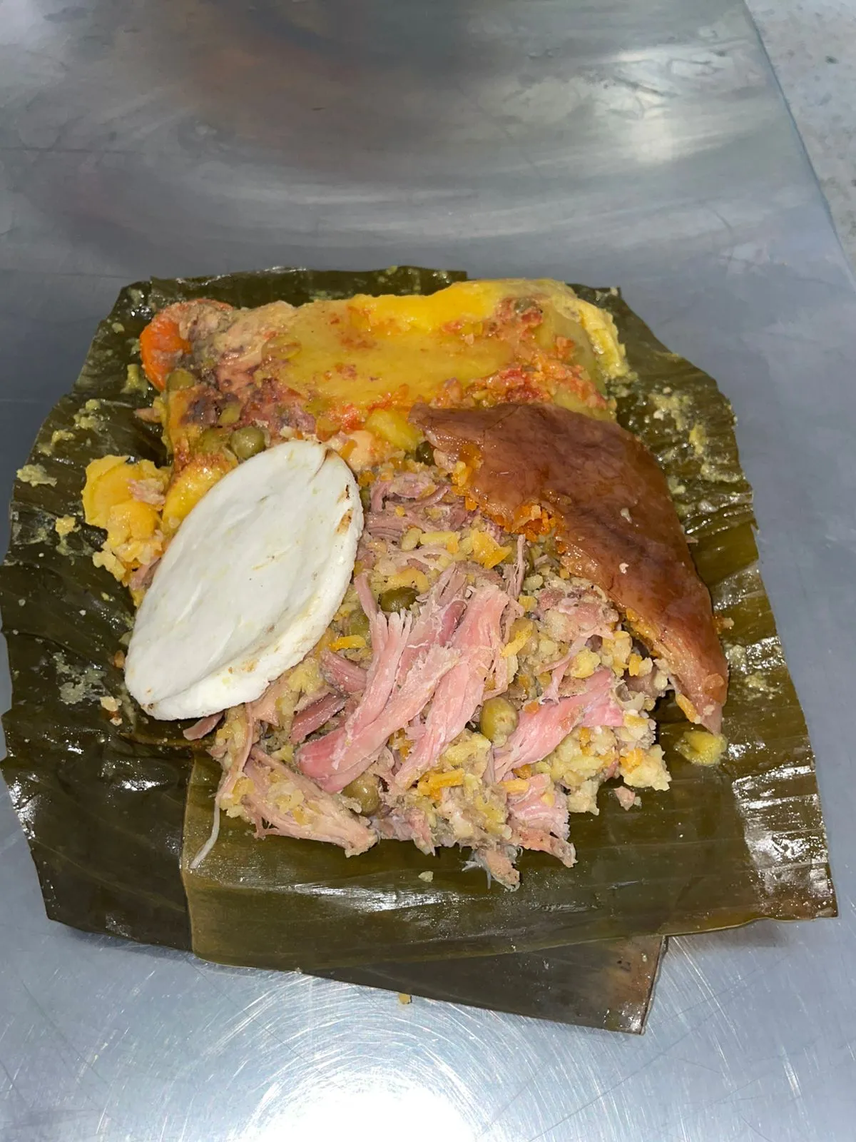 Tamal con Lechona — Lechonería Los Tres Cerditos, Cali