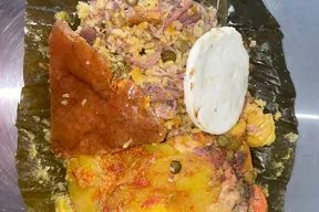Lechona, pernil y platos tradicionales de Lechonería Los Tres Cerditos